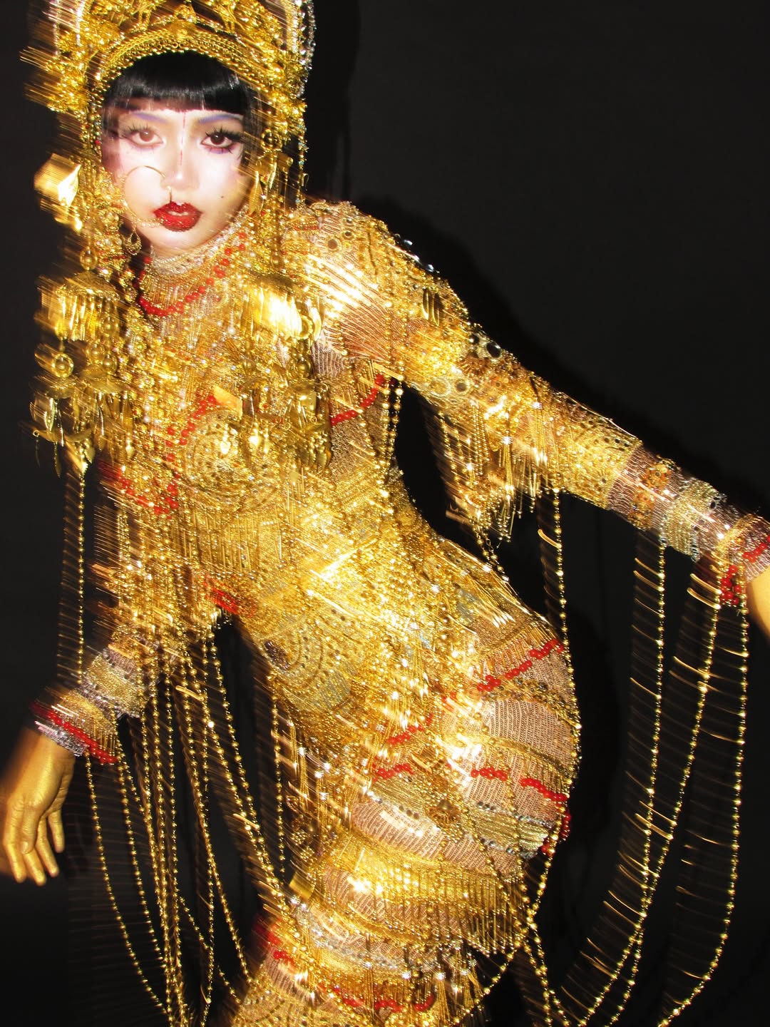 Lisa’s Elaborate Golden Siren Halloween Costume Is As Mesmerising As The Character It’s Based On